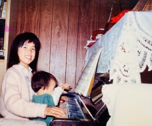 幼少期の中田恵子さん(隣はお姉さま)